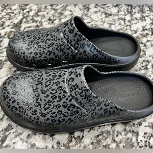 Oofos Recovery Clogs, M6W8